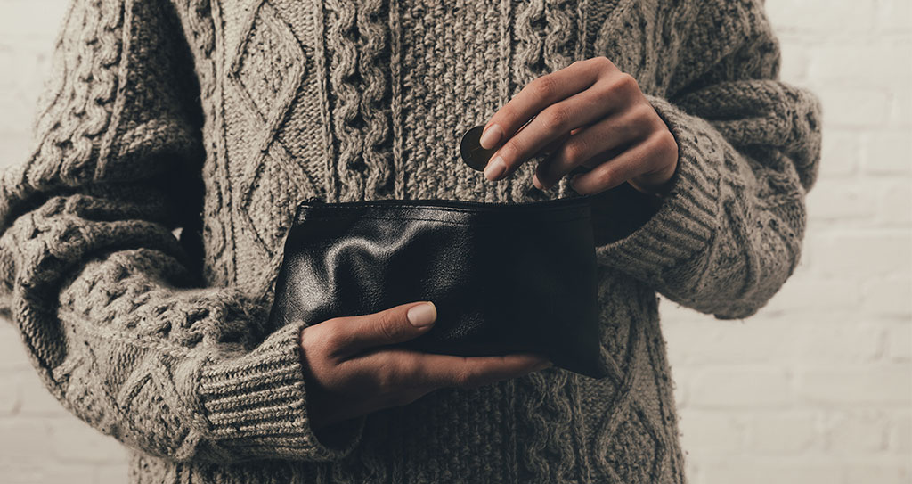 11 Holiday Job Ideas for Students 9 female-student-putting-money-in-purse