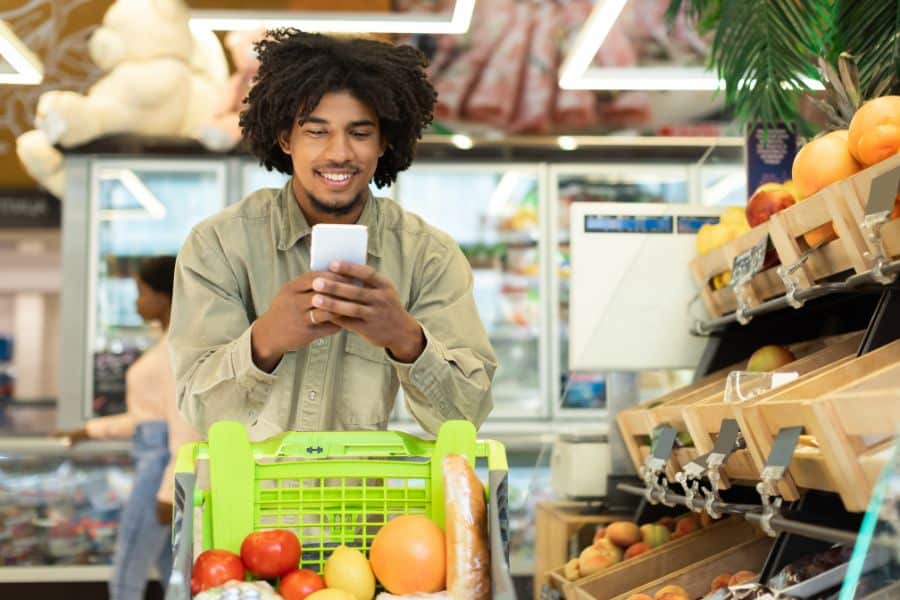 student purchasing groceries with fundi card