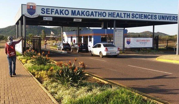 A silver car arriving at the entrance to the Sefako Makgatho Health Sciences University campus
